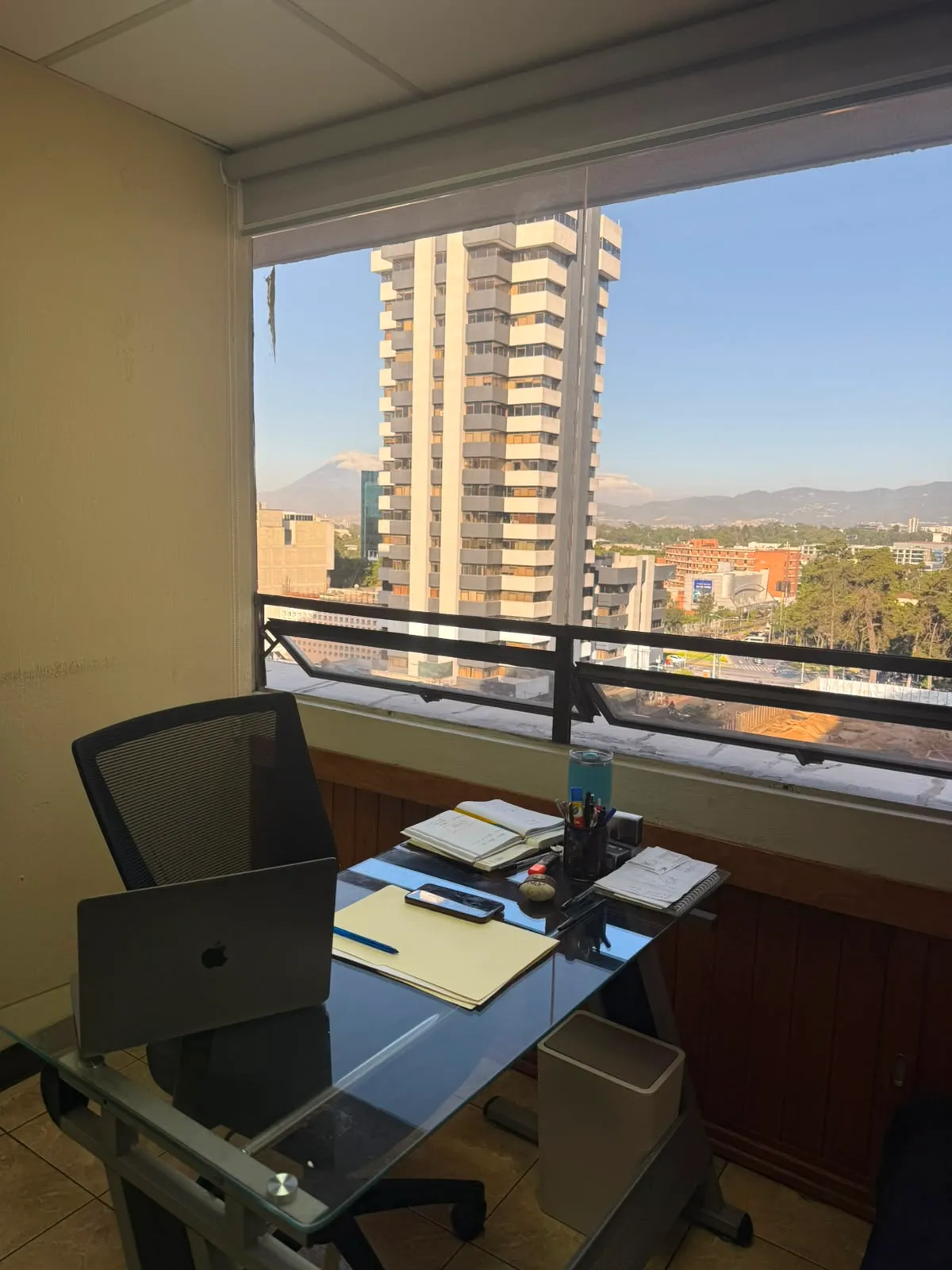 Espacio de trabajo de la oficina con vista a la ciudad